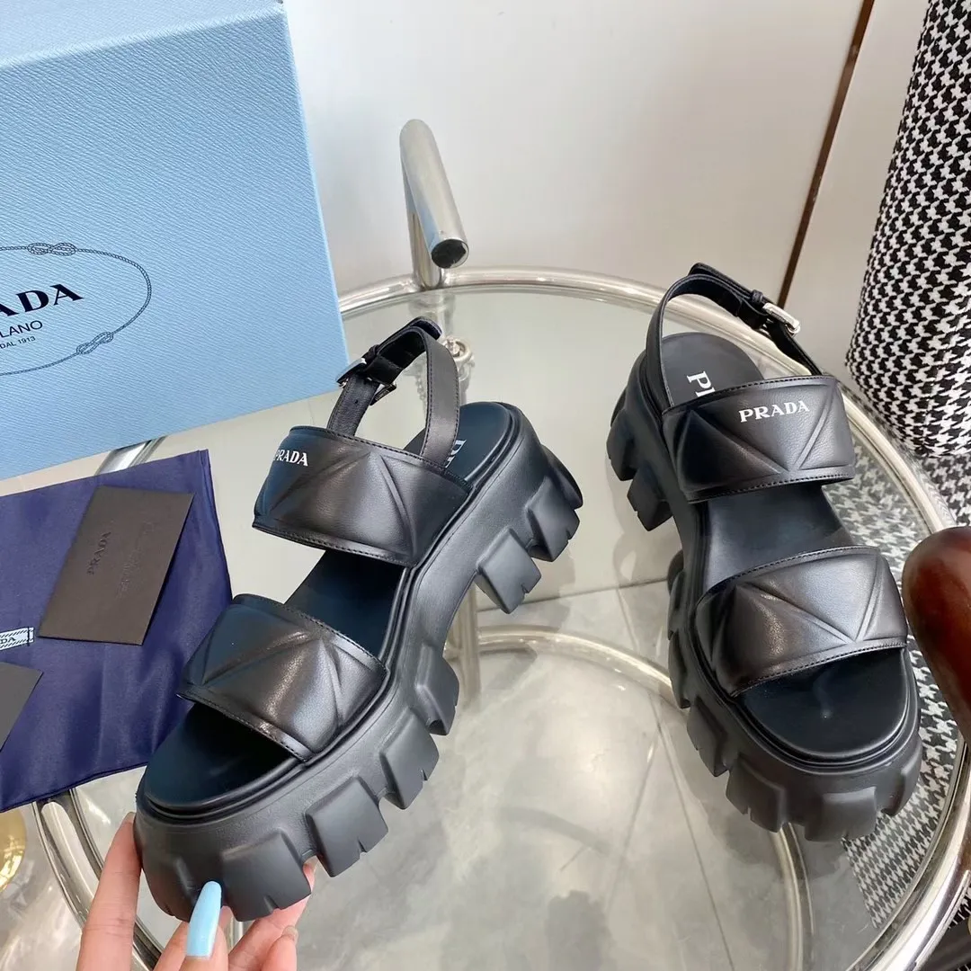 💕💕Factory direct selling price p480💕💕 💕💕Factory direct selling price prada Prada 23 spring and summer tire sawtooth platform platform sandals! The retro, fashionable and avant-garde 70mm thick-soled soles and simple uppers make the whole pair of shoes light and comfortable. The bright colors satisfy a variety of choices for fashionable people with different styles! Triangular embossing on the upper, every design element is fashionable! The upper is made of mixed sheepskin, the lining is sheepskin, and the original molded rubber foam outsole! Bottom thickness: 6cm Size: 35-41 Comes with original packaging